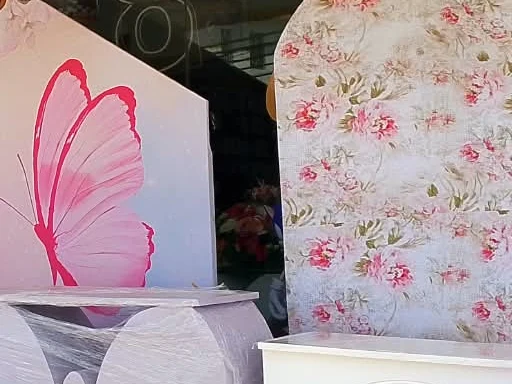 Detalle de mampara con mariposa rosada y panel de flores vintage disponibles en alquiler para cumpleaños y baby shower