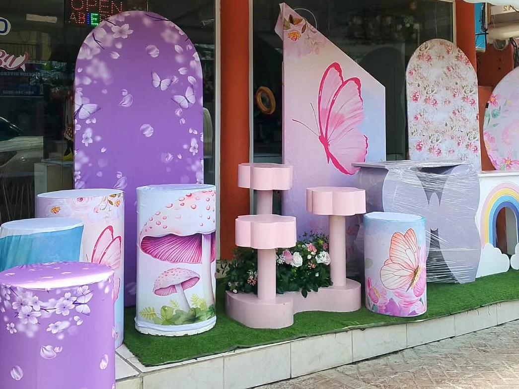 Alquiler de mamparas y cilindros temáticos de mariposas y hongos en lila y rosado, con bases de flor rosadas, Magasin Victoria