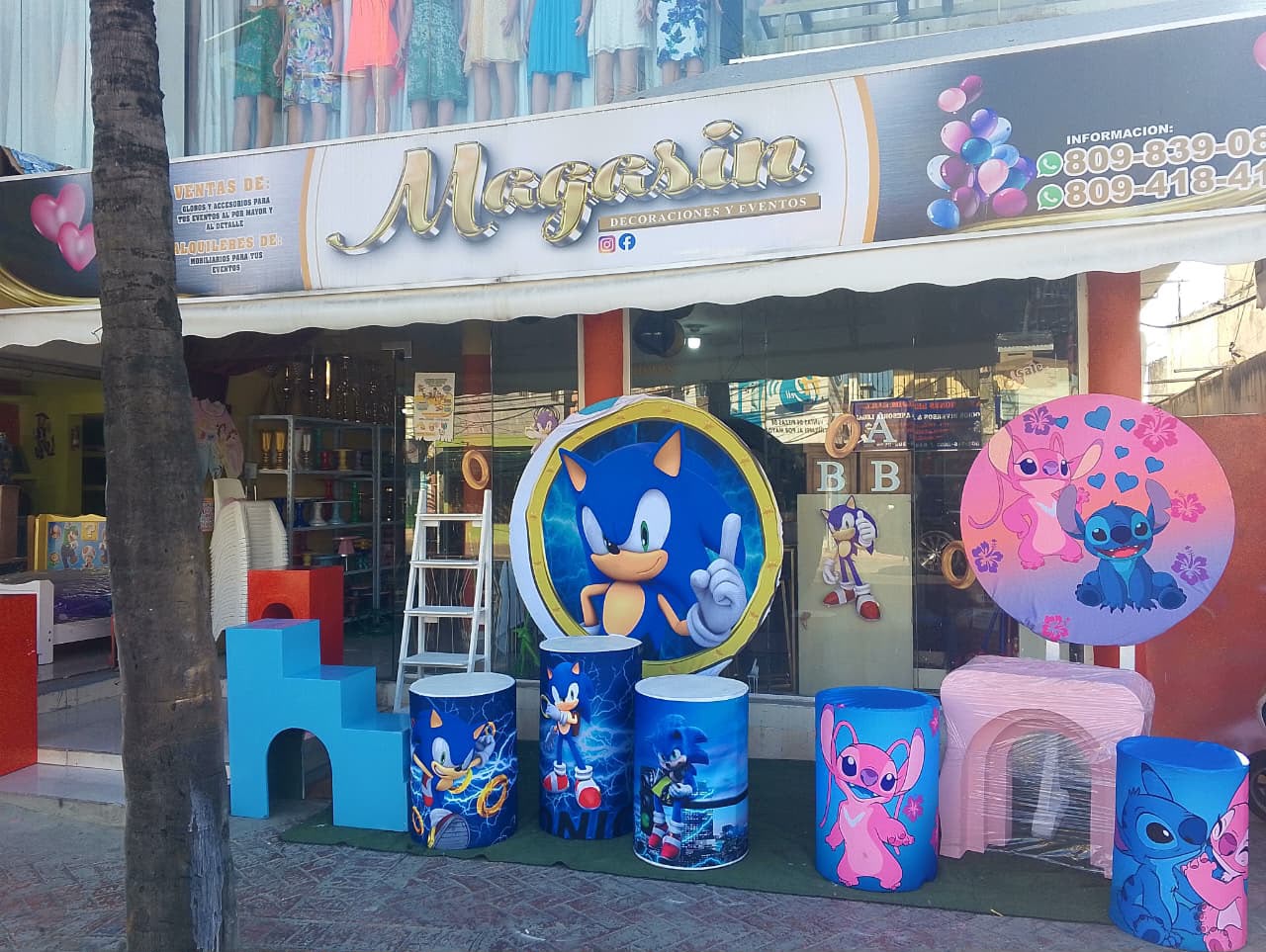 Fachada de la tienda Magasin con backdrop redondo y cilindros de Sonic y Stitch para cumpleaños infantiles