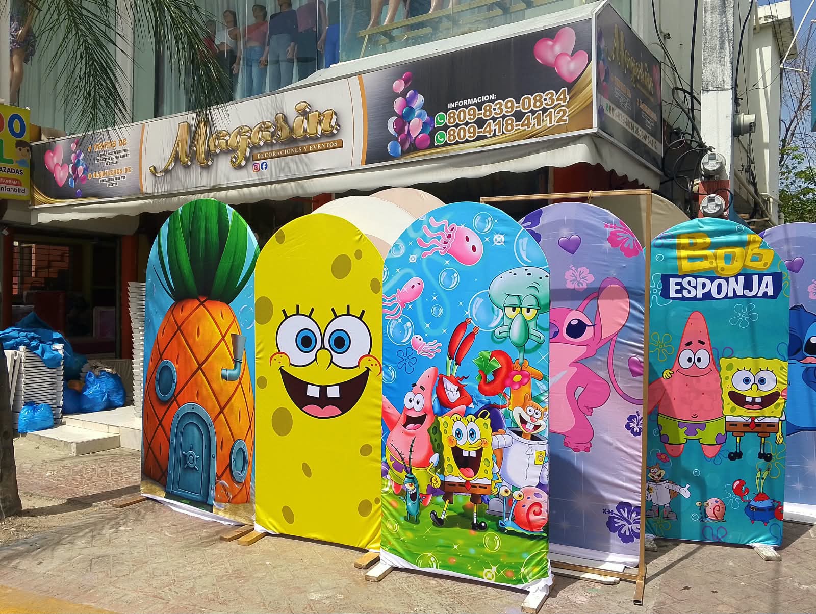 Paneles arco temáticos de Bob Esponja, piña y Stitch frente a la tienda de Magasin Victoria en Higüey