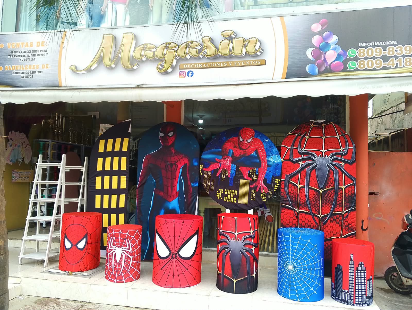 Set de Spider-Man con paneles de ciudad, telaraña roja y cilindros temáticos en la tienda Magasin Victoria, Higüey