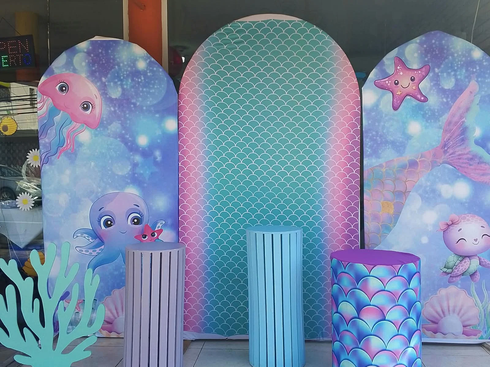 Mamparas de sirena con escamas turquesa y rosadas, pulpo, medusa y estrella de mar, con cilindros para alquiler en Higüey