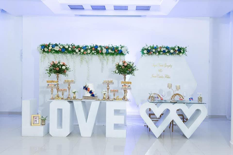 Letras gigantes LOVE como mesa de postres y mesa de novios con corazones, boda decorada por Magasin Victoria