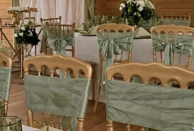 Mesa de boda con copas verdes talladas y centro floral blanco, montada por Magasin Victoria