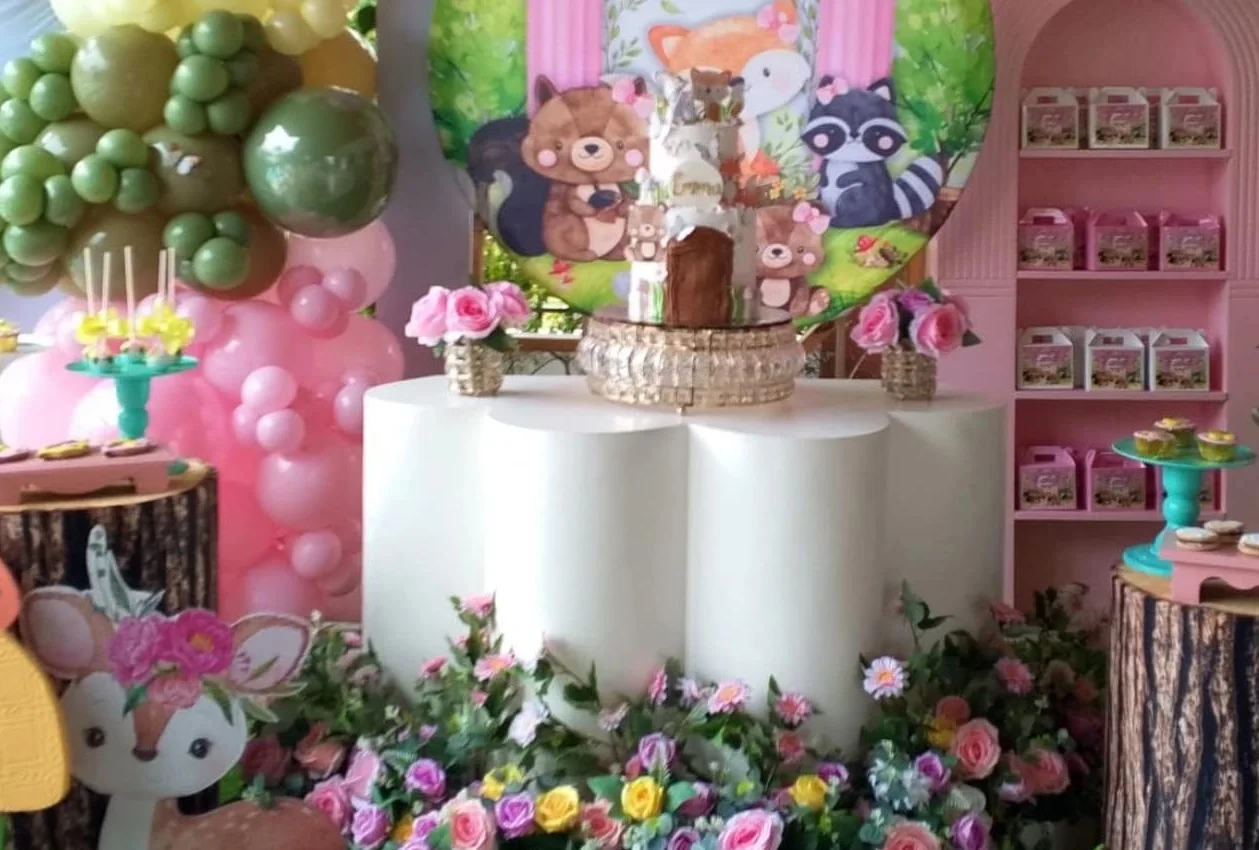 Mesa de cumpleaños con temática de animales del bosque, montada por Magasin Victoria, tonos rosa y verde salvia