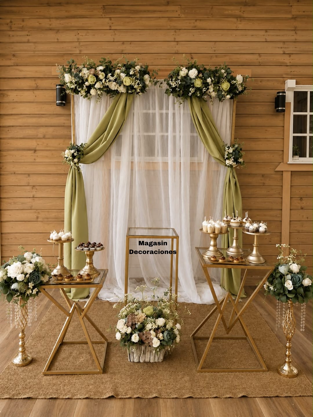 Mesa de postres con cortinas blancas y verde salvia, flores blancas y bases doradas, montada por Magasin Victoria