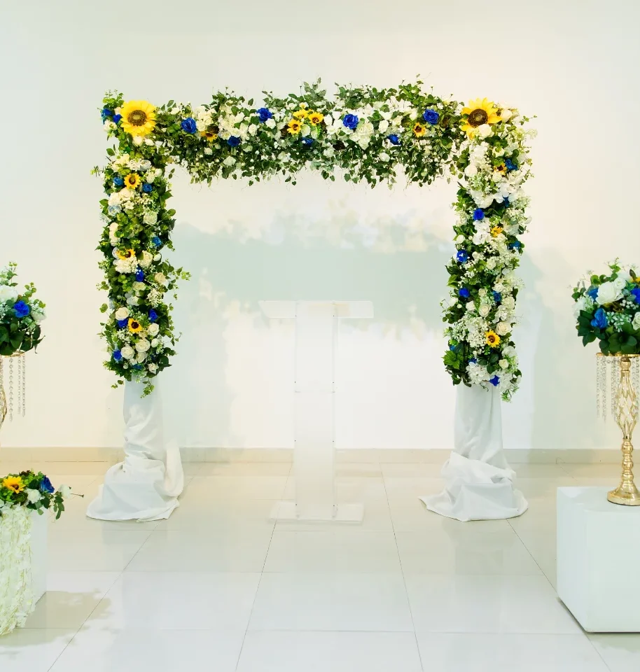 Arco floral a medida con girasoles y rosas azules, construido por Magasin Victoria para una ceremonia